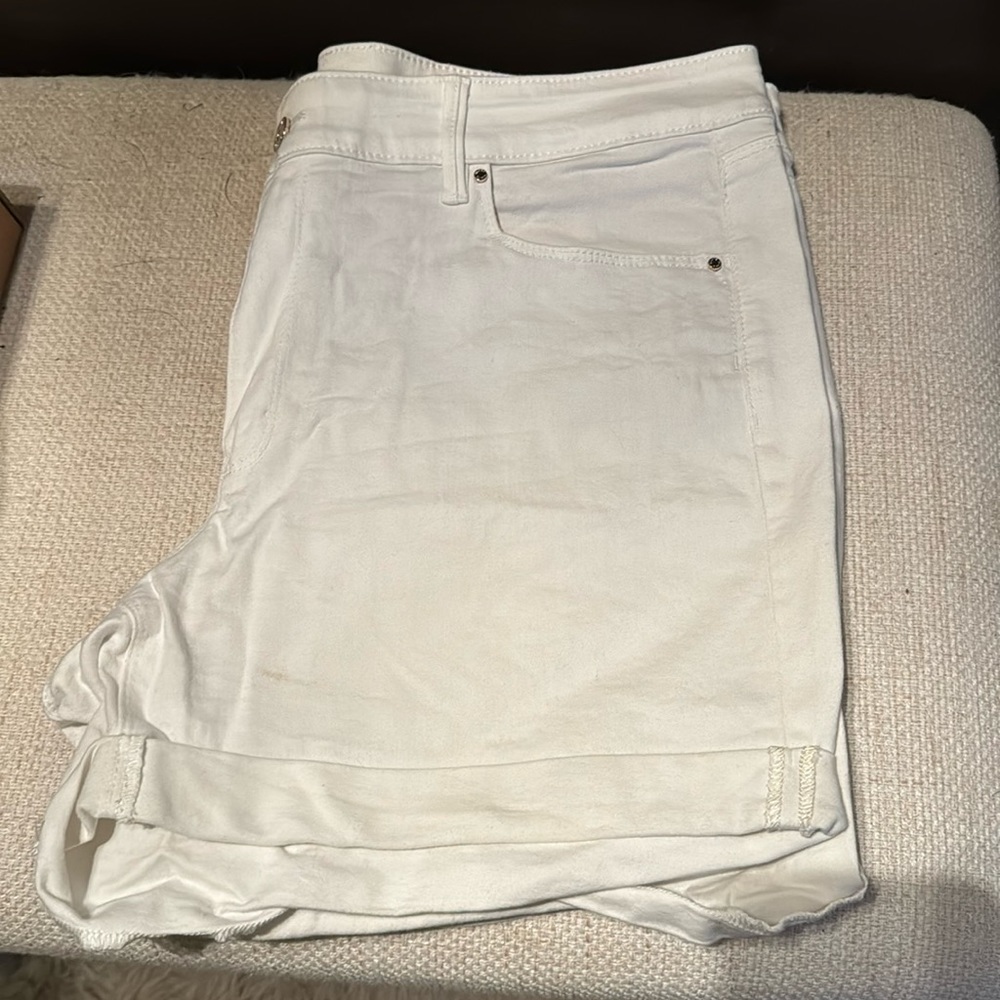 White House Black Market 5” denim shorts
